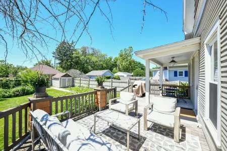 Stylish Cottage, Walkable to DT Geneva, pet friendly