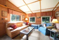 RETREAT TO HORSE COUNTRY & STAY IN THE ADORABLE PRIVATE TACK HOUSE