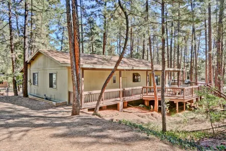 Simply Amazing....Remodeled Cabin with Strawberry's Largest Deck, Dog Friendly Отели в г. Строберри