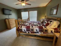 Lakefront Cabin w Screened Deck! Pontoon Rental! 2 Kayaks / Fishing Row Boat! Hotels in Cedar Lake