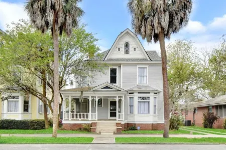 Historic McKinnon Twin, Beautifully Renovated in Historic Downtown Brunswick