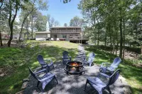 Pet-Friendly Family Retreat, 4Br, Hot Tub, GameRoom