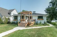 Beautiful Fox River Waterfront House Getaway Hotels in McHenry