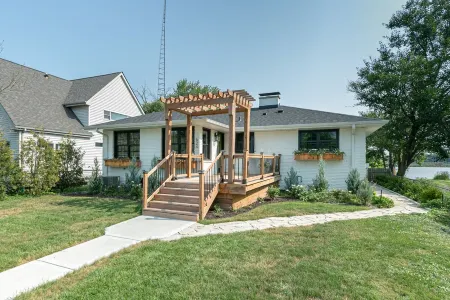 Beautiful Fox River Waterfront House Getaway Отели в г. Мак-Генри