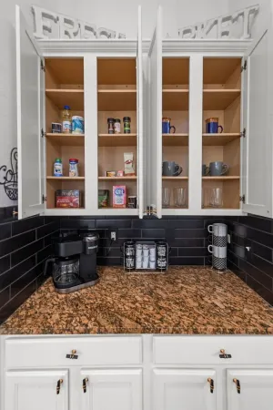 Keller’s Crown Jewel - 5Br Retreat w/ Hot Tub & Pool Table