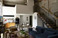 Historic Rogers Milk Plant- Bike, Shop, & Eat 로저스 호텔