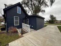 Blue House - Cozy 3 Bedroom, King Bed, Rotary Park
