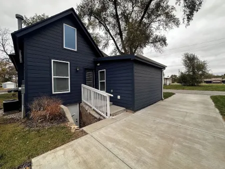 Blue House - Cozy 3 Bedroom, King Bed, Rotary Park