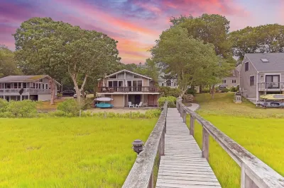 Waterfront Getaway w/Private Dock, Deck, Central A/C, & Kayaks Отели рядом с достопримечательностью «Менохант Бич»