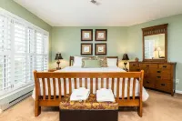 Enjoy all 4 seasons at this spacious, pet friendly home! Great views, sleeps 10 Hotels near Founders Vision Overlook