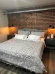 Modern Loft in Historic Building. Free Parking! โรงแรมใน