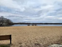 Cozy 3 bd Cottage w/ access to private lake