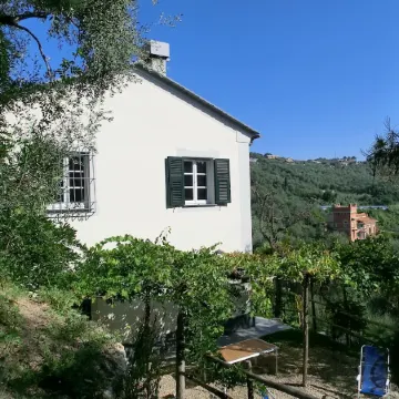 Lovingly Restored Country Farm House in Olive Grove 10 minutes from sea