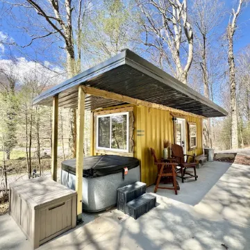Get 'WilderMcFaddenRidge mins from New River Gorge Nat'l Park w/hot tub!