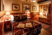 Northwoods Rustic Lodge steps away from Round Lake in Richardson Bay & Pontoon