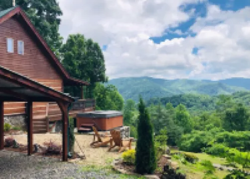 Wondertree Mountain Cabin– Luxury 3BR Cabin with Outdoor Hot Tub, Hot Springs NC - 4-Star