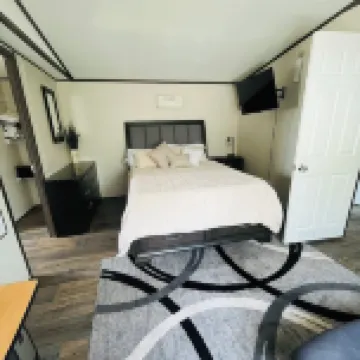 Charming Cottage I on Dickinson Bay