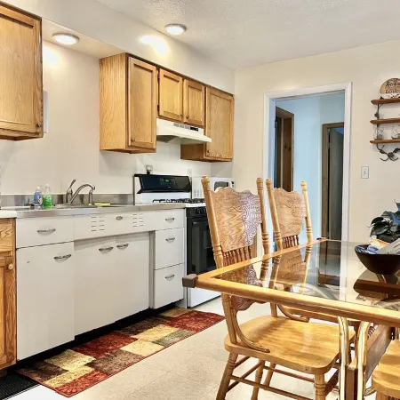 Quaint 2 bedroom apartment. 5 minute walk to down town Close to local bike trail