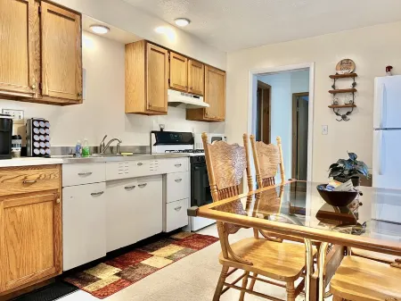 Quaint 2 bedroom apartment. 5 minute walk to down town Close to local bike trail