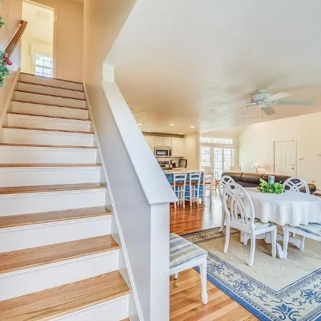 Comfy Cape Home: Close to Mayflower Beach, golf course, and Downtown