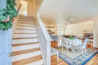 Comfy Cape Home: Close to Mayflower Beach, golf course, and Downtown