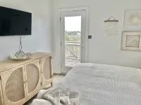 The Oceans Oyster-Hot tub, 5 min to beach, Pets, Sleeps 10 , Sound Views!! - balcony