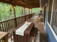 Treetops Cottage, wrap around deck, Wi-Fi, pet friendly, close to Lake Lure.