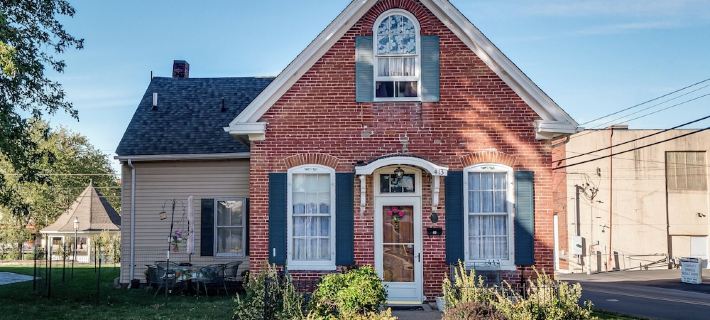 Landmark, accessible home in the heart of Belleville’s historic downtown Hotel di St. Clair County
