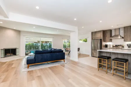 King Suite / Free Heated Pool / BBQ / Newly Renovated Отели рядом с достопримечательностью «Национальный исторический парк Лос Энсинос»