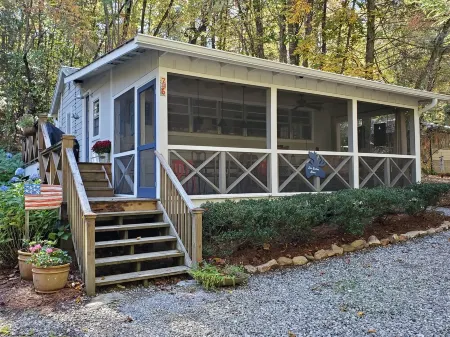 Cozy Lake Burton cottage -- enjoy boating, mountains, hiking, wineries and more!