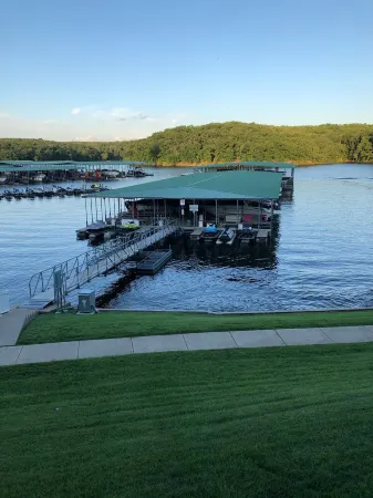 Close to Lake of the Ozarks Shootout. Free Boat Slip. Centrally Located