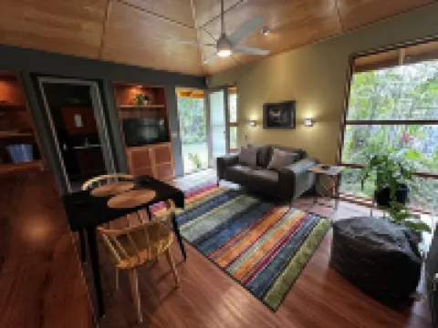 Tree Top Suite- Beautiful walk to Hanalei Bay Hotels in Princeville