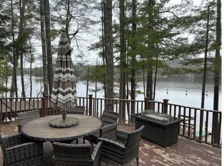 Pine River Pond waterfront Отели в г. Уэйкфилд