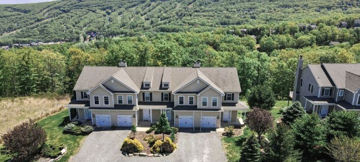 ⭐️ Spacious Mountaintop Oasis at Camelback | 2,500 SF w/ Game Room, Deck & A/C Hotels in Pocono Township