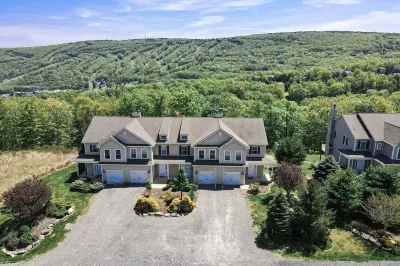 ⭐️ Spacious Mountaintop Oasis at Camelback | 2,500 SF w/ Game Room, Deck & A/C 카멜백 마운틴 어드밴쳐스 주변 호텔