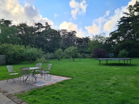 5-bed house: pool, tennis court, walk to beach, 10 acres