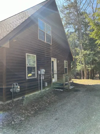 Arbor Pines Egeler - secluded in the woods yet walkable to downtown Glen Arbor! Отели в г. Глен Арбор Тауншип