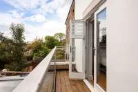 Stunning 4 Bedroom House - Hot tub+Gym - Sleeps upto 8 -Escape London, in London