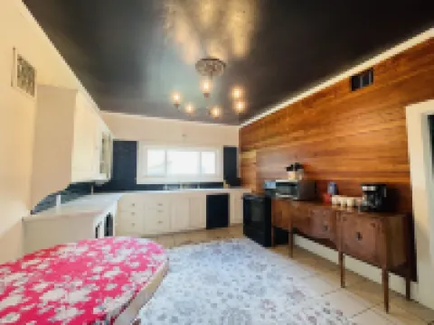 Eclectic cottage, steps from downtown Hotels in Carlton