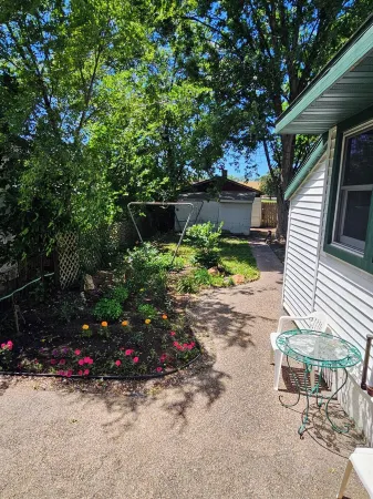 Nostalgic Retro Cottage, Blocks Away from Mississippi River. Full Fenced in Yard