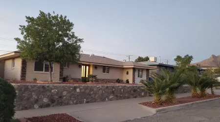 Spacious west el paso 19 minutes from Fort Blss & Airport sleeps 8, pet welcome