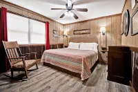 Historic Main St Wooded Bluff & Large Private Deck Luxury Lodging for Up to 6