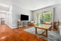 Eagle's Escape ~ Cozy 2-Bedroom Condo in Welcoming Auburn