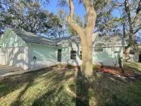 Beautiful beach cottage 1/2 mile to the Sandy Shore!