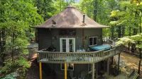 Large Octagon Cabin on Double Lot! Hot Tub, Fire place, Game room, Fire pit!