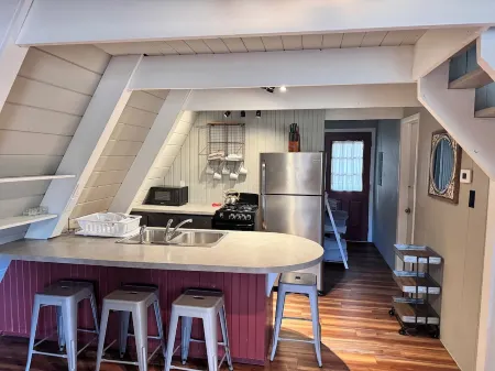 Cozy 3-bedroom cabin near beautiful Harbor Springs Отели рядом с достопримечательностью «Заказник Менонаква Вудс»