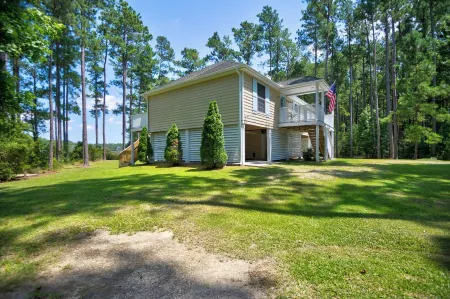 Waterfront. Private Dock for Boat. Pet-friendly. 10 mins to Downtown Oriental.