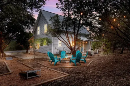 Blue Door Cottage Family Game Room - Family Friendly! Отели в г. Каньон Лейк