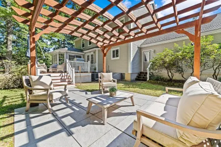 Spacious luxury home, 22 min from Boston and 20 min from Gillette Stadium. Отели в г. Стоутон