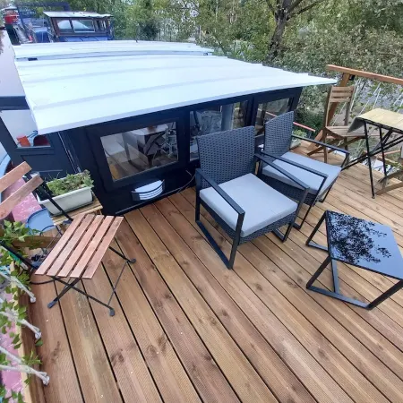 Independent apartment on barge with terrace near the city center